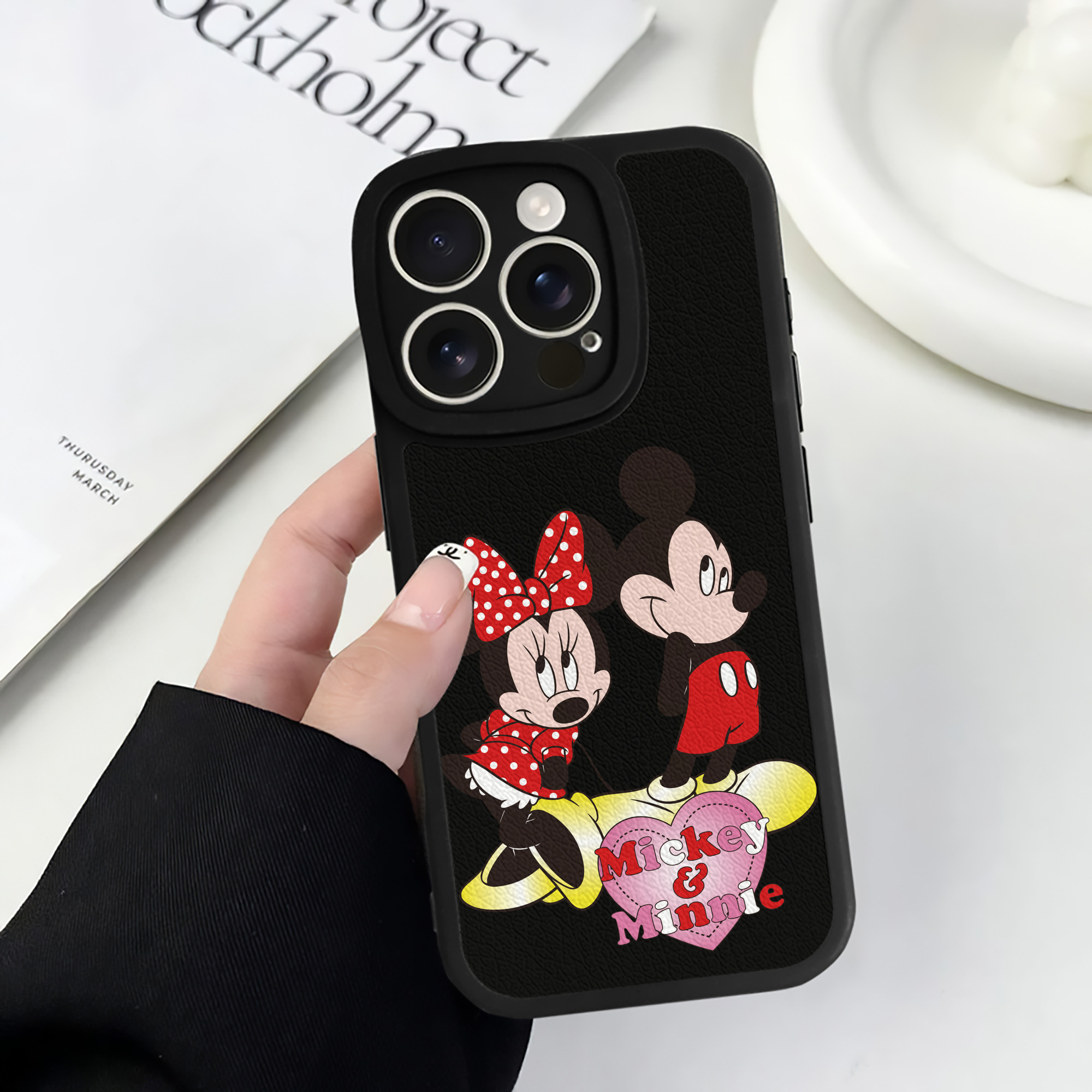 （画像用） ミッキーマウス Mickey Mouse 【iPhone 16シリーズ対応】シリコンスマホケース（レザー調） 材質：シリコン